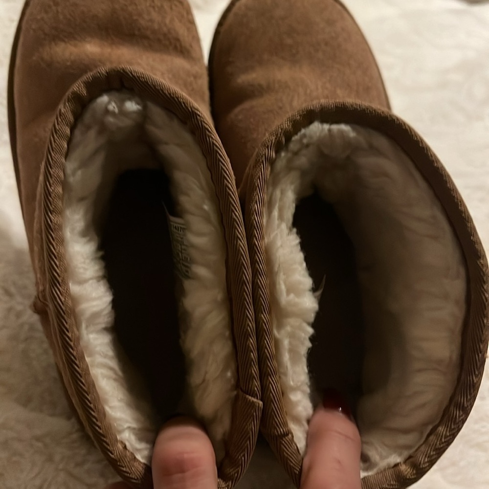 UGGS - Picture 4 of 6